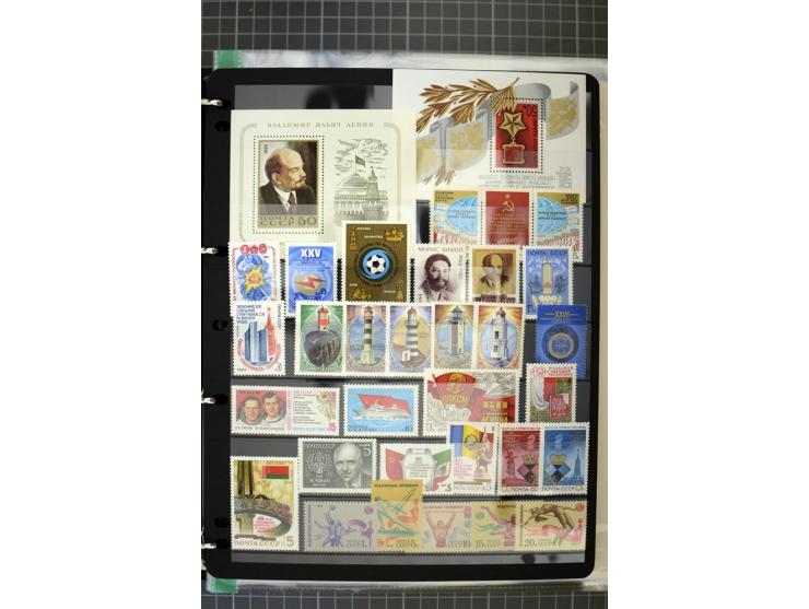 1921/1999, mostly unmounted mint collection, from 1944 on almost complete with many better sets, souvenir sheets in missing i