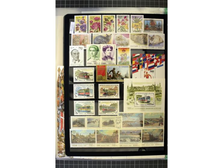 1921/1999, mostly unmounted mint collection, from 1944 on almost complete with many better sets, souvenir sheets in missing i