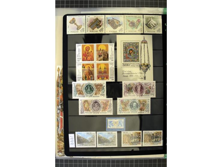 1921/1999, mostly unmounted mint collection, from 1944 on almost complete with many better sets, souvenir sheets in missing i