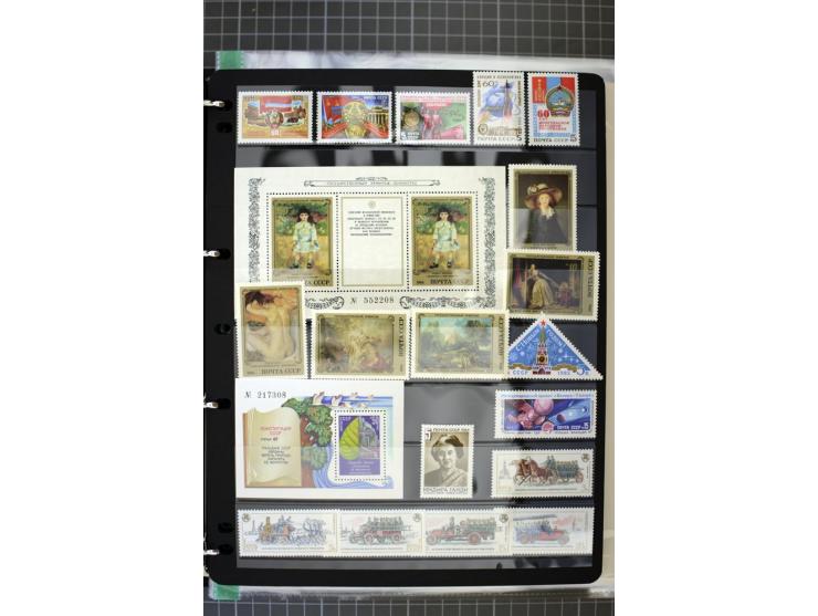 1921/1999, mostly unmounted mint collection, from 1944 on almost complete with many better sets, souvenir sheets in missing i