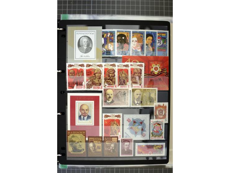 1921/1999, mostly unmounted mint collection, from 1944 on almost complete with many better sets, souvenir sheets in missing i