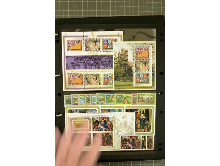 1935/2005, Cook Islands, Aitutaki, Niue & Penrhyn, mounted and unmounted mint collection with better stamps like SG #118-21 a