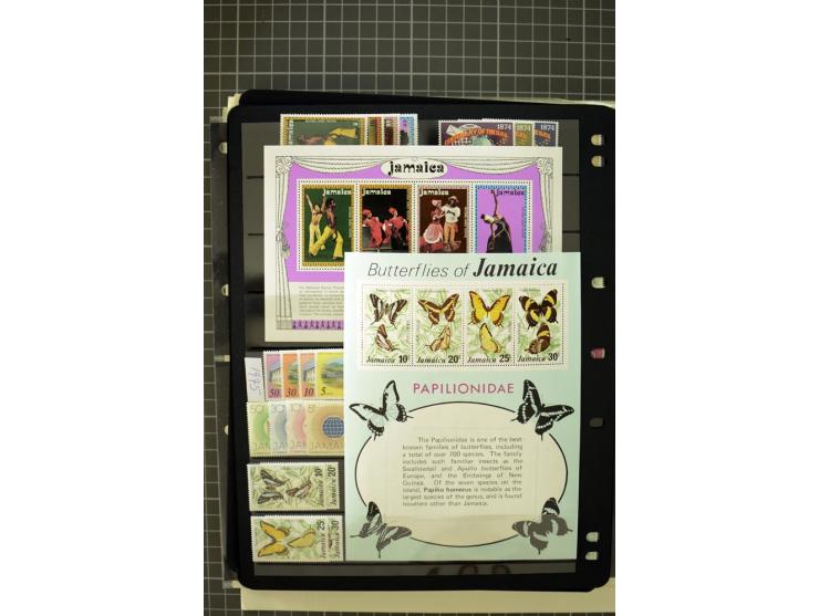 1897/2007, mainly mounted and unmounted mint collection with better stamps like SG #121-133a, from 1971 on unmounted mint, go