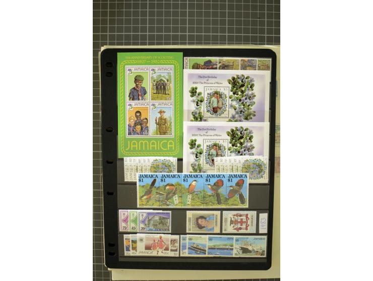 1897/2007, mainly mounted and unmounted mint collection with better stamps like SG #121-133a, from 1971 on unmounted mint, go