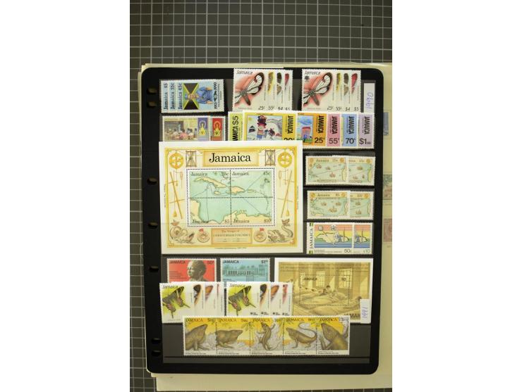 1897/2007, mainly mounted and unmounted mint collection with better stamps like SG #121-133a, from 1971 on unmounted mint, go