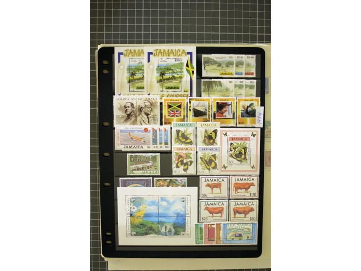1897/2007, mainly mounted and unmounted mint collection with better stamps like SG #121-133a, from 1971 on unmounted mint, go