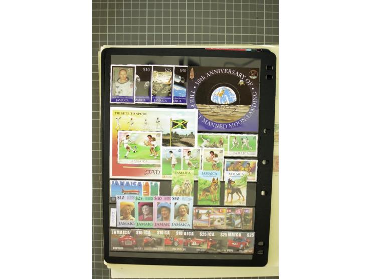 1897/2007, mainly mounted and unmounted mint collection with better stamps like SG #121-133a, from 1971 on unmounted mint, go