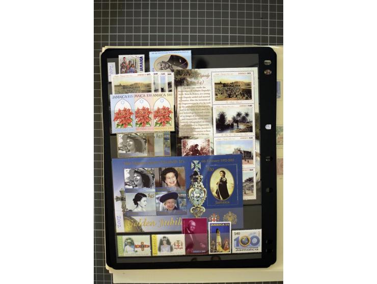 1897/2007, mainly mounted and unmounted mint collection with better stamps like SG #121-133a, from 1971 on unmounted mint, go