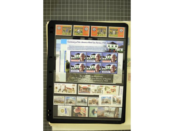 1897/2007, mainly mounted and unmounted mint collection with better stamps like SG #121-133a, from 1971 on unmounted mint, go