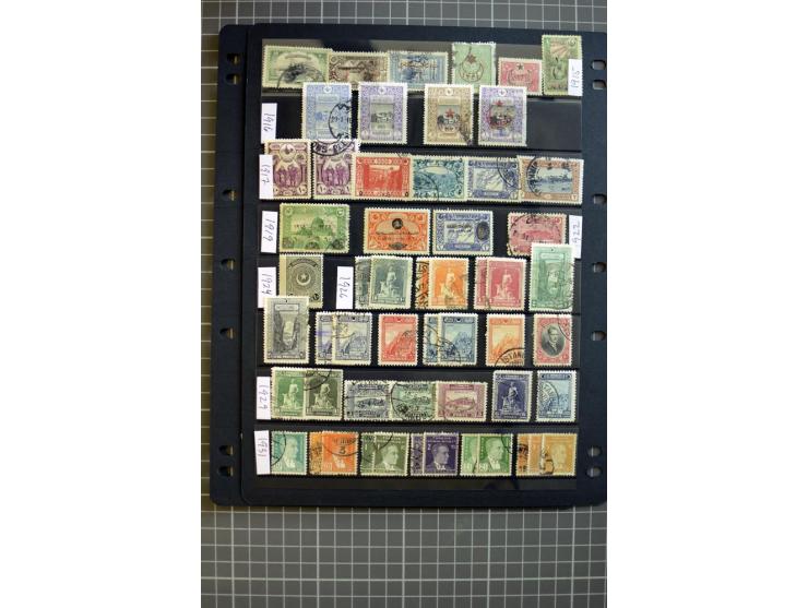 MIDDLE EAST: 1936/80, mainly mounted and unmounted mint collection with many better stamps like Agencies in Eastern Arabia SG