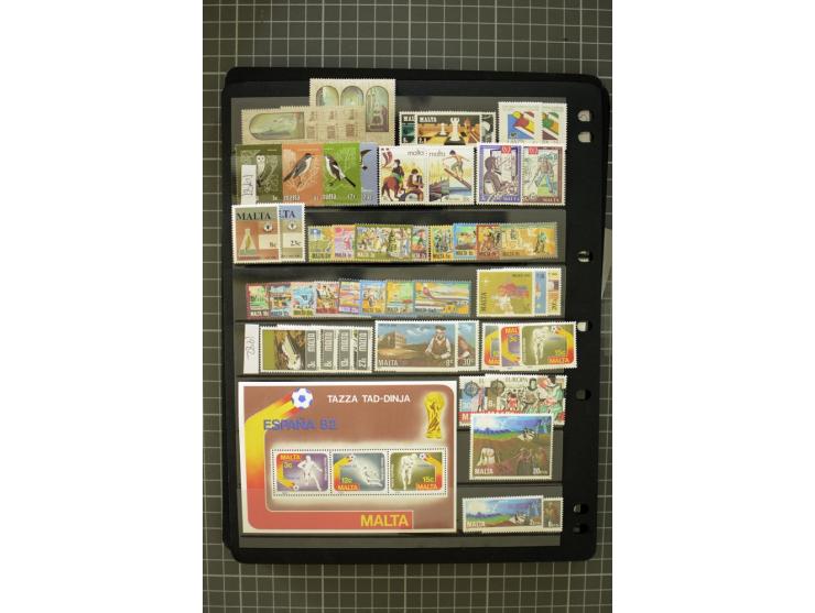1937/2007, mounted and unmounted mint collection with better stamps including SG 230a, from 1971 on unmounted mint, good cond