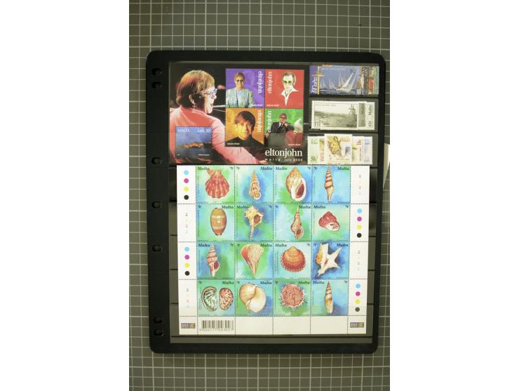 1937/2007, mounted and unmounted mint collection with better stamps including SG 230a, from 1971 on unmounted mint, good cond