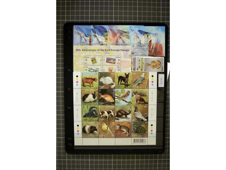 1937/2007, mounted and unmounted mint collection with better stamps including SG 230a, from 1971 on unmounted mint, good cond