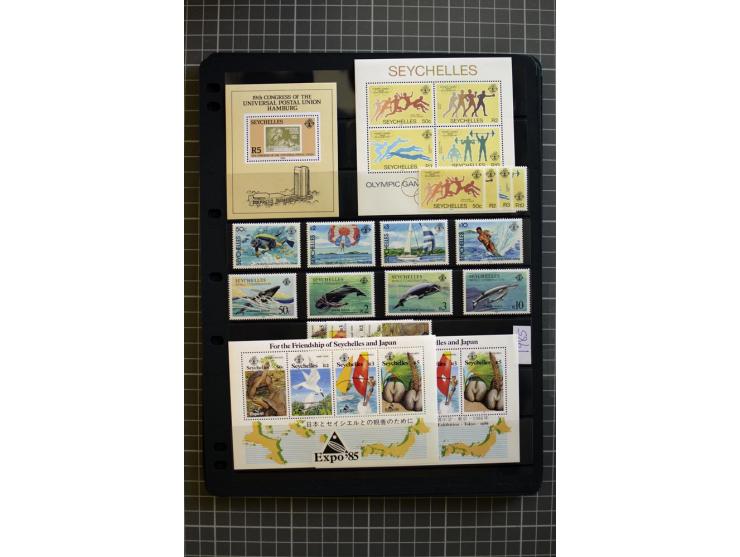 1935/92, mounted and unmounted mint collection with better stamps like SG# 135-49, from 1970 on unmounted mint, good conditio