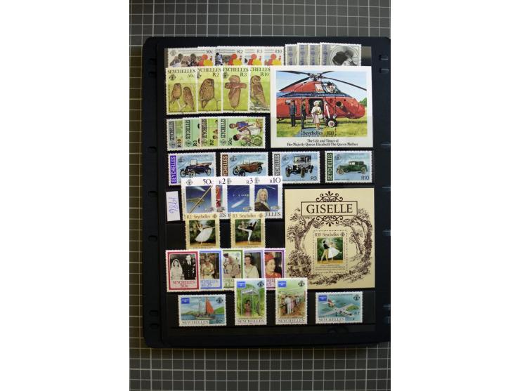 1935/92, mounted and unmounted mint collection with better stamps like SG# 135-49, from 1970 on unmounted mint, good conditio