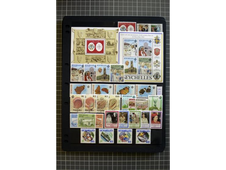 1935/92, mounted and unmounted mint collection with better stamps like SG# 135-49, from 1970 on unmounted mint, good conditio