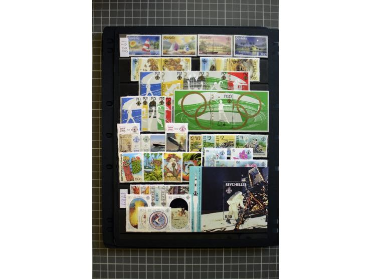 1935/92, mounted and unmounted mint collection with better stamps like SG# 135-49, from 1970 on unmounted mint, good conditio