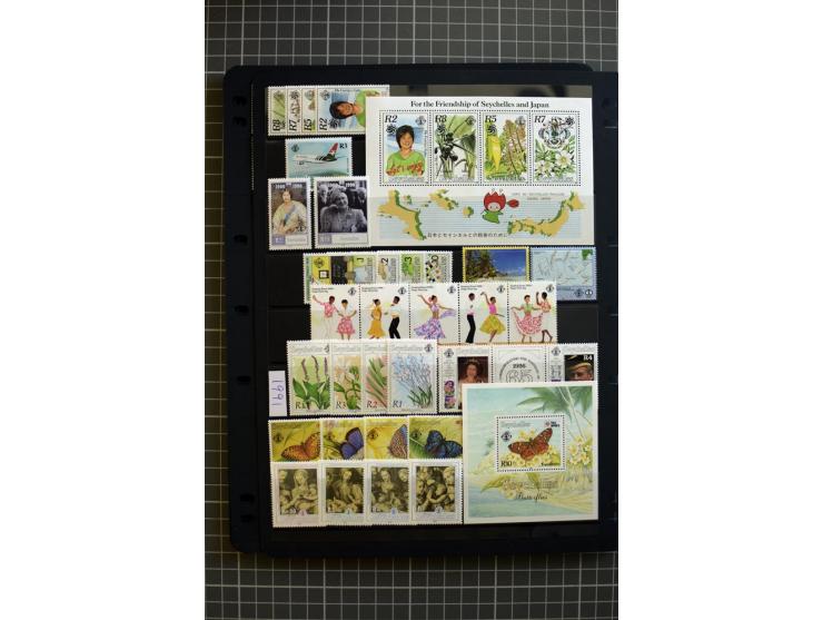 1935/92, mounted and unmounted mint collection with better stamps like SG# 135-49, from 1970 on unmounted mint, good conditio