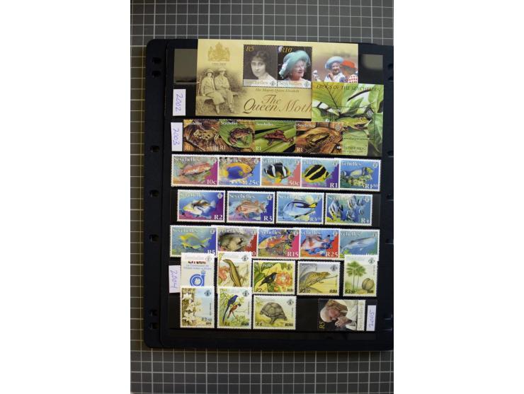 1935/92, mounted and unmounted mint collection with better stamps like SG# 135-49, from 1970 on unmounted mint, good conditio