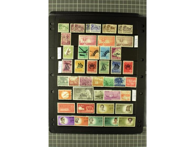 1952/98, mainly mounted and unmounted mint collection with better stamps like Mi.# 1020-24 as strip of five and 1117-1120, al