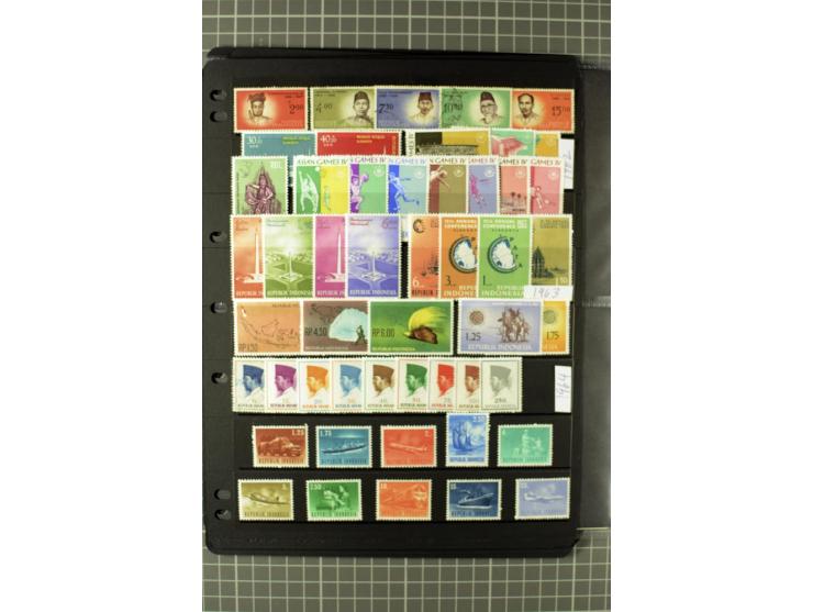 1952/98, mainly mounted and unmounted mint collection with better stamps like Mi.# 1020-24 as strip of five and 1117-1120, al