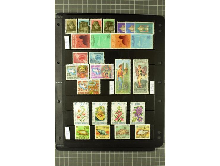 1952/98, mainly mounted and unmounted mint collection with better stamps like Mi.# 1020-24 as strip of five and 1117-1120, al
