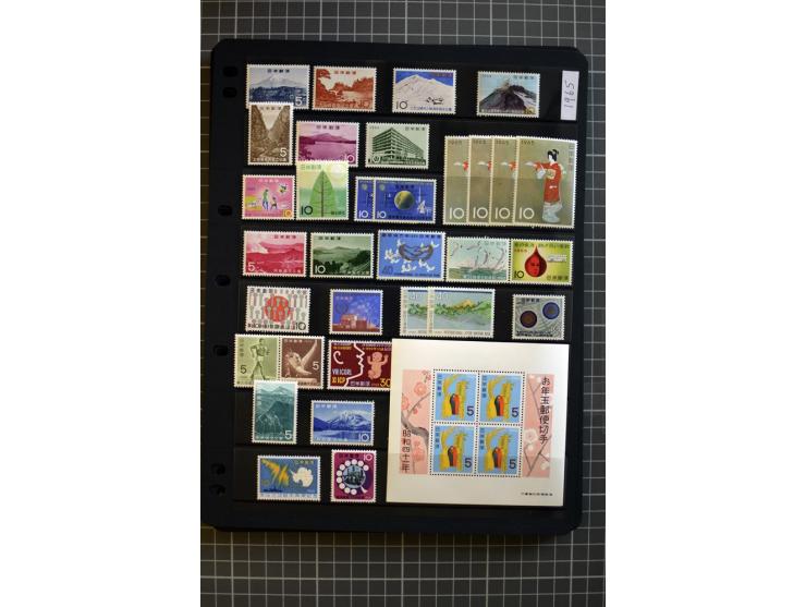 1876/1970, mostly unmounted mint collection with many better items like souvenir sheets National parks Mi.-Nr. Bl. 2-3 and 5-
