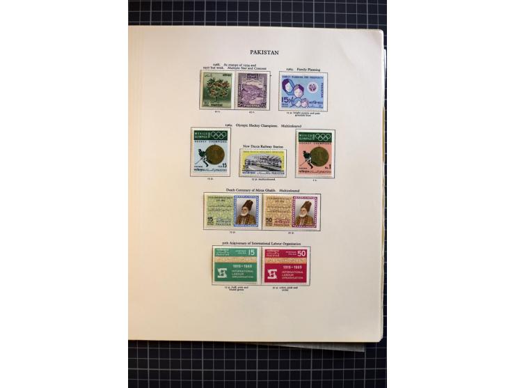 1947/2007, mounted and unmounted mint collection with better stamps like SG 1-19 and official stamps 1-13, from 1971 unmounte