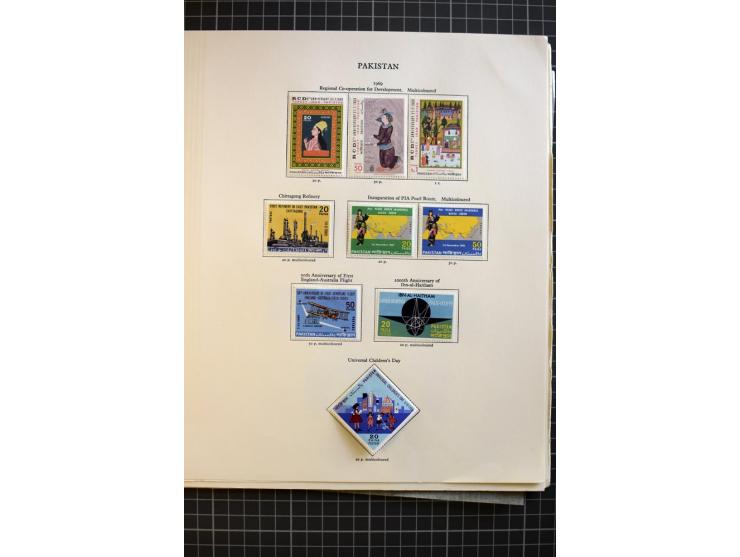 1947/2007, mounted and unmounted mint collection with better stamps like SG 1-19 and official stamps 1-13, from 1971 unmounte