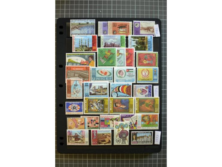 1947/2007, mounted and unmounted mint collection with better stamps like SG 1-19 and official stamps 1-13, from 1971 unmounte
