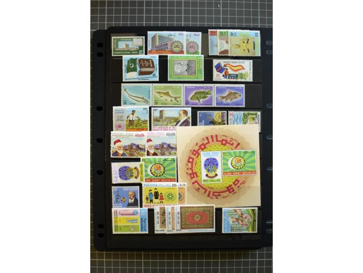 1947/2007, mounted and unmounted mint collection with better stamps like SG 1-19 and official stamps 1-13, from 1971 unmounte