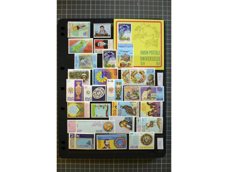 1947/2007, mounted and unmounted mint collection with better stamps like SG 1-19 and official stamps 1-13, from 1971 unmounte