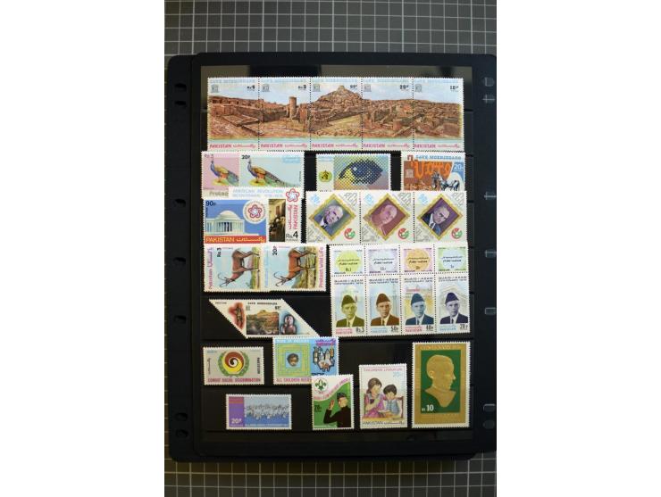 1947/2007, mounted and unmounted mint collection with better stamps like SG 1-19 and official stamps 1-13, from 1971 unmounte