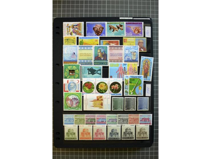 1947/2007, mounted and unmounted mint collection with better stamps like SG 1-19 and official stamps 1-13, from 1971 unmounte