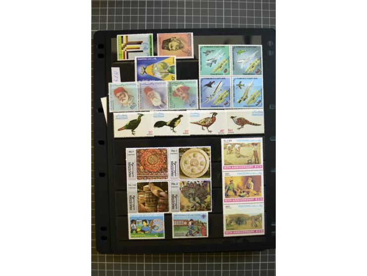 1947/2007, mounted and unmounted mint collection with better stamps like SG 1-19 and official stamps 1-13, from 1971 unmounte