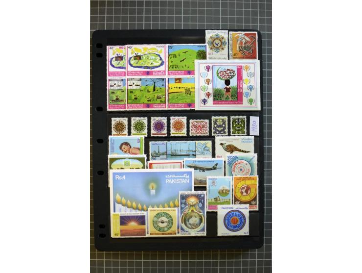 1947/2007, mounted and unmounted mint collection with better stamps like SG 1-19 and official stamps 1-13, from 1971 unmounte