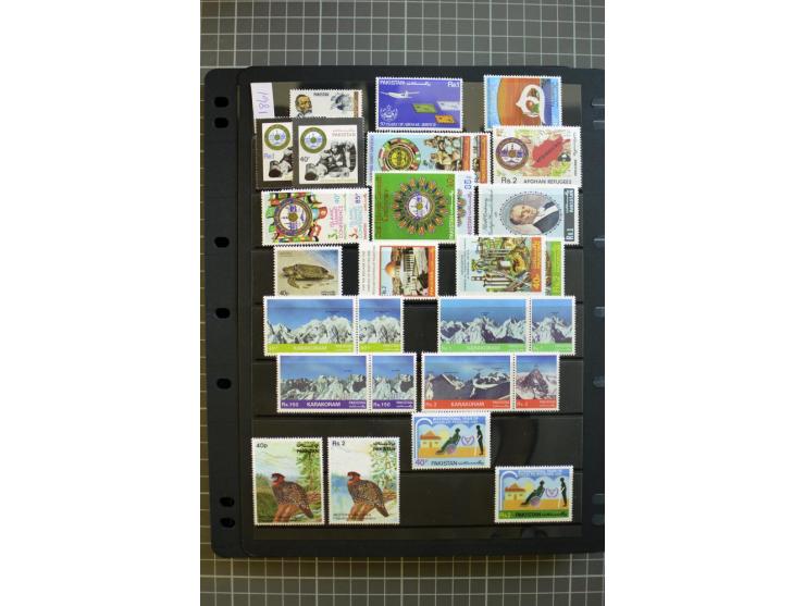 1947/2007, mounted and unmounted mint collection with better stamps like SG 1-19 and official stamps 1-13, from 1971 unmounte