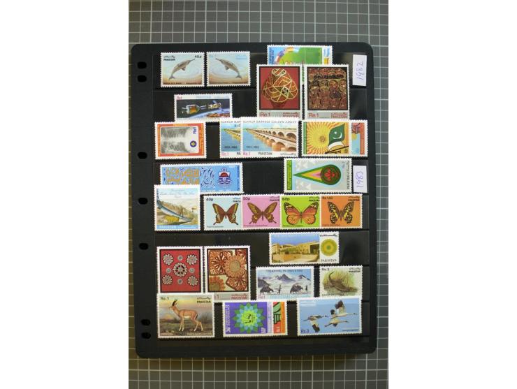 1947/2007, mounted and unmounted mint collection with better stamps like SG 1-19 and official stamps 1-13, from 1971 unmounte