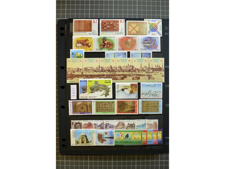 1947/2007, mounted and unmounted mint collection with better stamps like SG 1-19 and official stamps 1-13, from 1971 unmounte