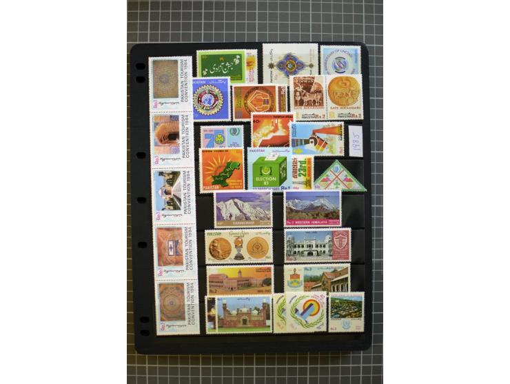 1947/2007, mounted and unmounted mint collection with better stamps like SG 1-19 and official stamps 1-13, from 1971 unmounte