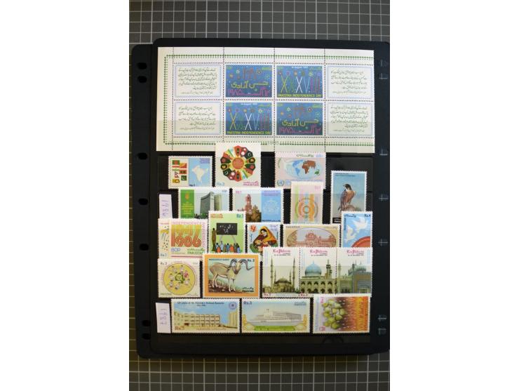 1947/2007, mounted and unmounted mint collection with better stamps like SG 1-19 and official stamps 1-13, from 1971 unmounte