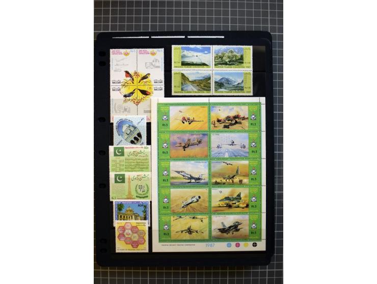 1947/2007, mounted and unmounted mint collection with better stamps like SG 1-19 and official stamps 1-13, from 1971 unmounte