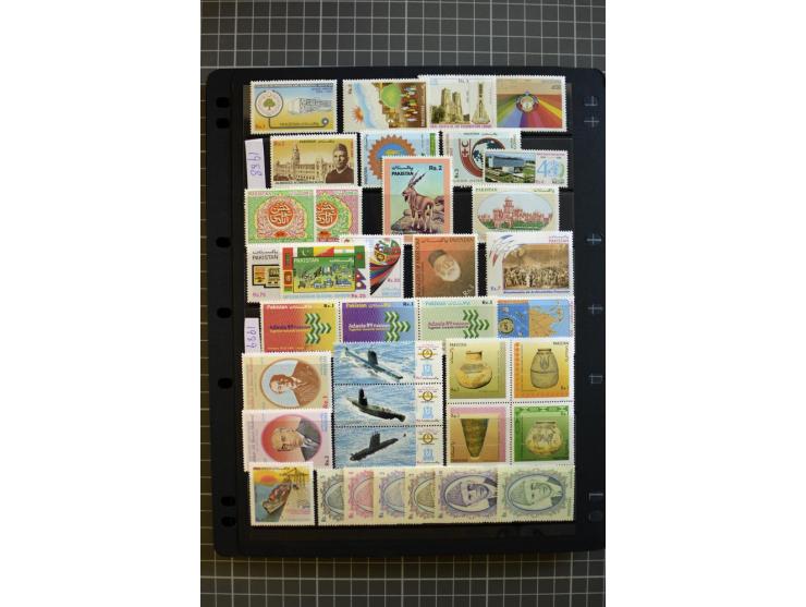 1947/2007, mounted and unmounted mint collection with better stamps like SG 1-19 and official stamps 1-13, from 1971 unmounte