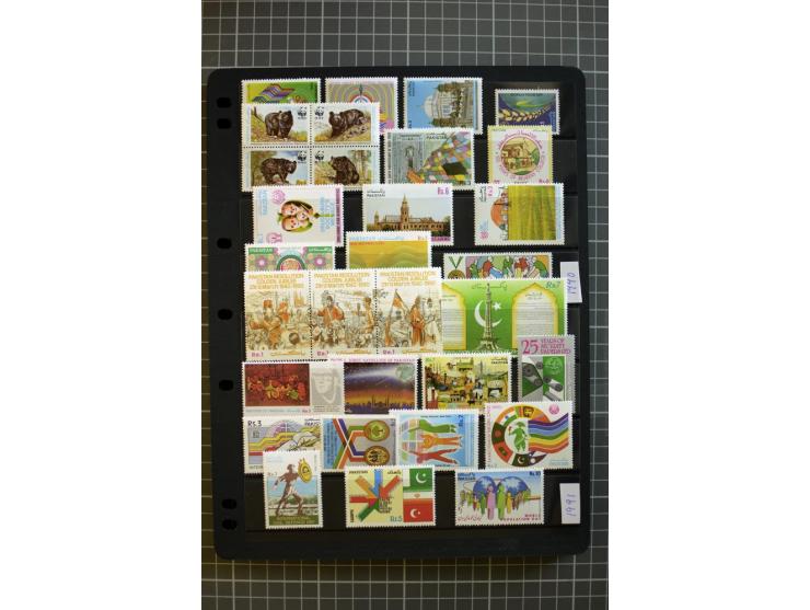 1947/2007, mounted and unmounted mint collection with better stamps like SG 1-19 and official stamps 1-13, from 1971 unmounte