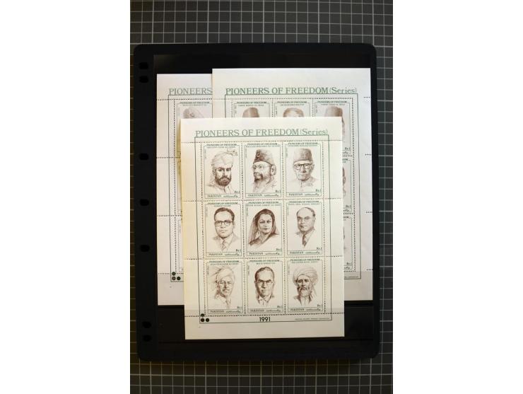1947/2007, mounted and unmounted mint collection with better stamps like SG 1-19 and official stamps 1-13, from 1971 unmounte