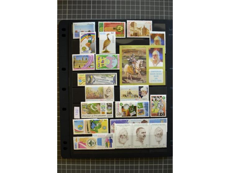 1947/2007, mounted and unmounted mint collection with better stamps like SG 1-19 and official stamps 1-13, from 1971 unmounte