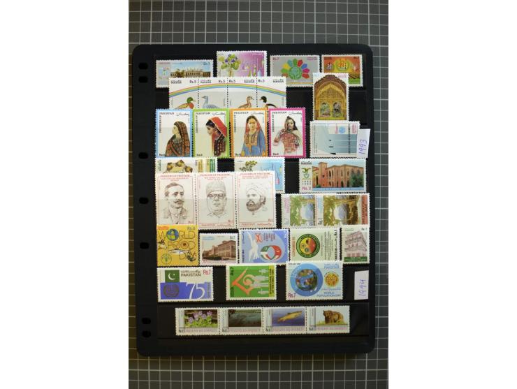 1947/2007, mounted and unmounted mint collection with better stamps like SG 1-19 and official stamps 1-13, from 1971 unmounte