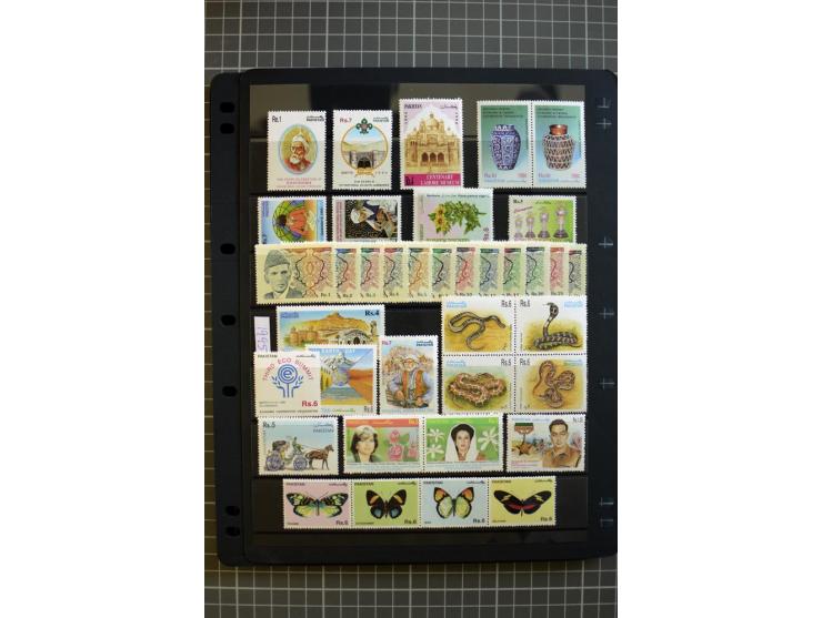 1947/2007, mounted and unmounted mint collection with better stamps like SG 1-19 and official stamps 1-13, from 1971 unmounte