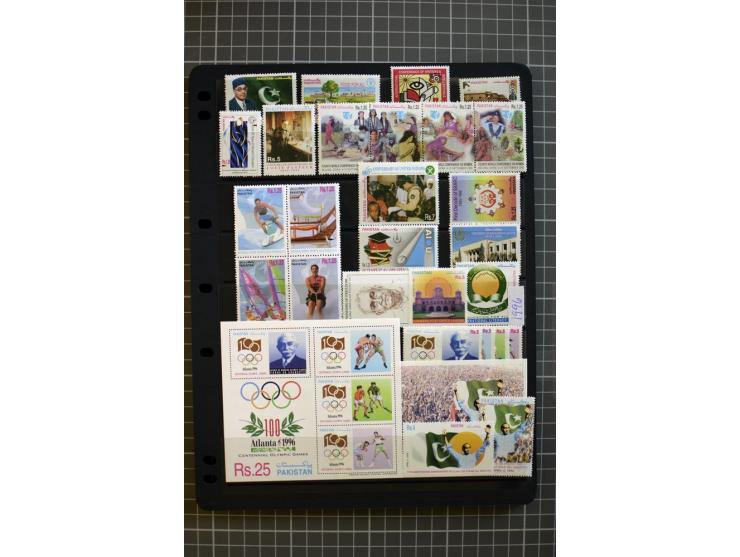 1947/2007, mounted and unmounted mint collection with better stamps like SG 1-19 and official stamps 1-13, from 1971 unmounte