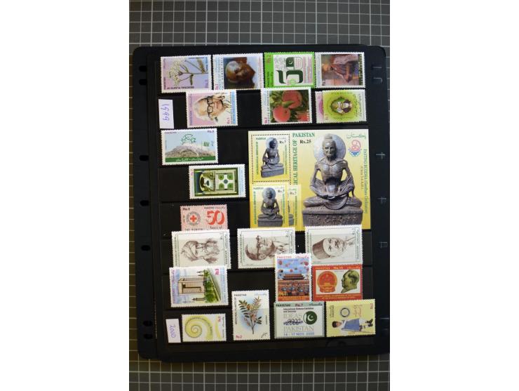 1947/2007, mounted and unmounted mint collection with better stamps like SG 1-19 and official stamps 1-13, from 1971 unmounte